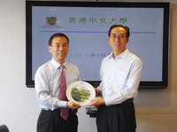 Sun Fujin (right), Assistant Director of Shenzhen City Organization Committee Office receives a souvenir from Prof. Xu Yangsheng (left), Pro-Vice-Chancellor of CUHK